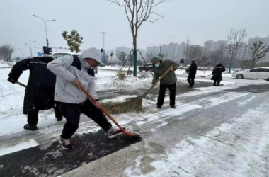 铲雪除冰 情暖寒冬 | 我校开展扫雪除冰志愿服务活动