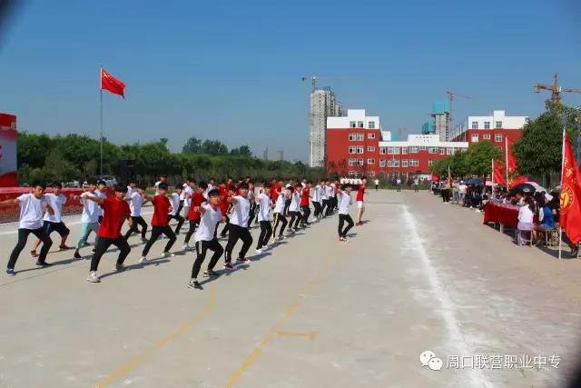 我校首届广播体操比赛在学校篮球场隆重举行