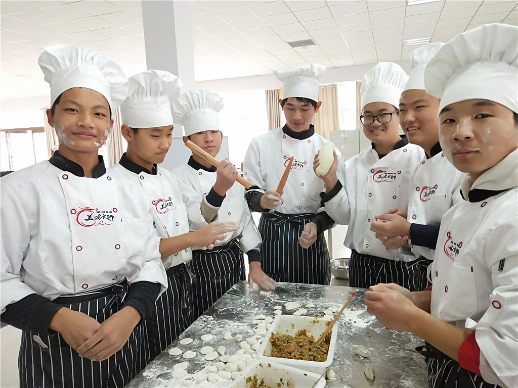 冬至到  饺香飘——看烹饪小厨大显身手